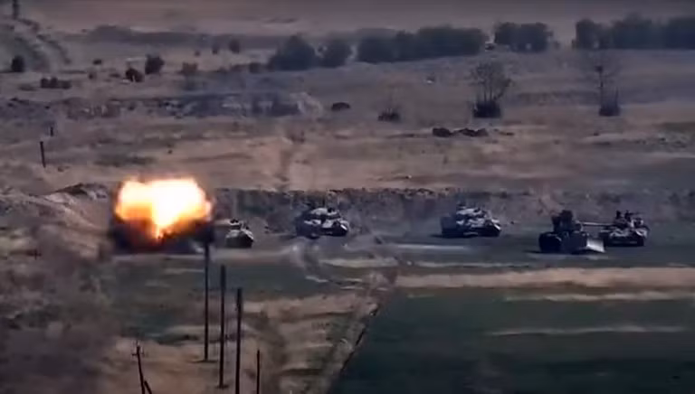Tuy nhiên trên chiến trường, người Armenia lại đang tiêu diệt các xe tăng - thiết giáp của Azerbaijan một cách hiệu quả và nhiều hơn rõ rệt so với số mà họ bị thiệt hại. Armenia không hề sử dụng các UAV mà thay vào đó là họ sử dụng các phương thức truyền thống như gài mìn chống tăng, sử dụng tên lửa hoặc súng chống tăng và dùng xe tăng của mình để tiêu diệt xe tăng đối phương. Điều này vẫn tạo một hiệu suất chiến đấu rất cao do khả năng tác chiến rất tốt của các binh sĩ Armenia. Ảnh: Đội hình xe tăng của Azerbaijan bị Armenia tấn công.