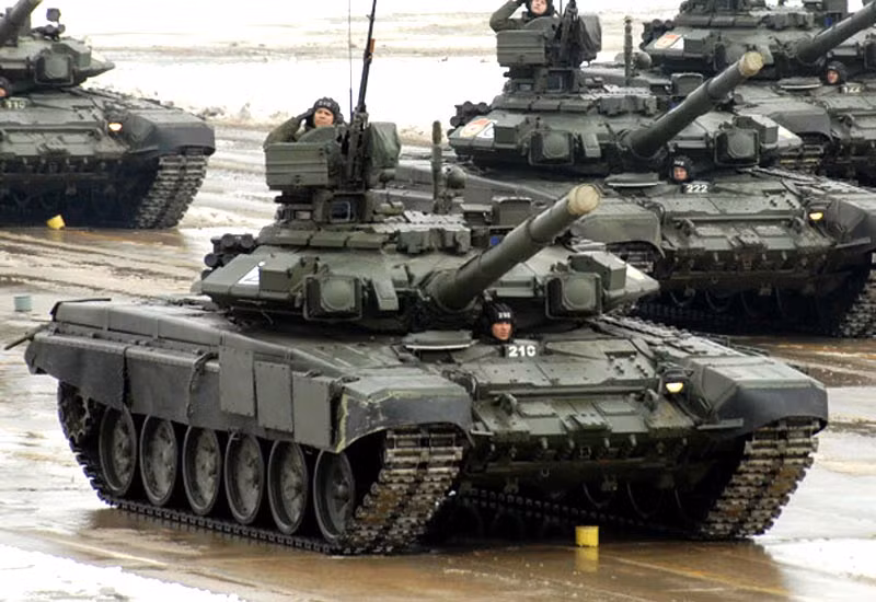 Về hệ thống phòng thủ, T-90A/S được bảo vệ bởi cả phòng thủ chủ động lẫn thụ động. Về phòng thủ thụ động, xe sử dụng giáp chính Composite kết hợp cho khả năng chống xuyên phá cực tốt, cùng với đó là sự bổ sung lớp giáp phản ứng nổ thế hệ thứ hai Kontakt-5 hiện đại của Nga, khiến cho mặt trước giáp xe có thể dày tới 900mm đủ sức chống lại loại đạn xuyên phá dưới cỡ nòng Sabot 120mm từ các xe tăng hàng đầu của Phương Tây hiện nay. Ảnh: Xe tăng T-90A của quân đội Nga.
