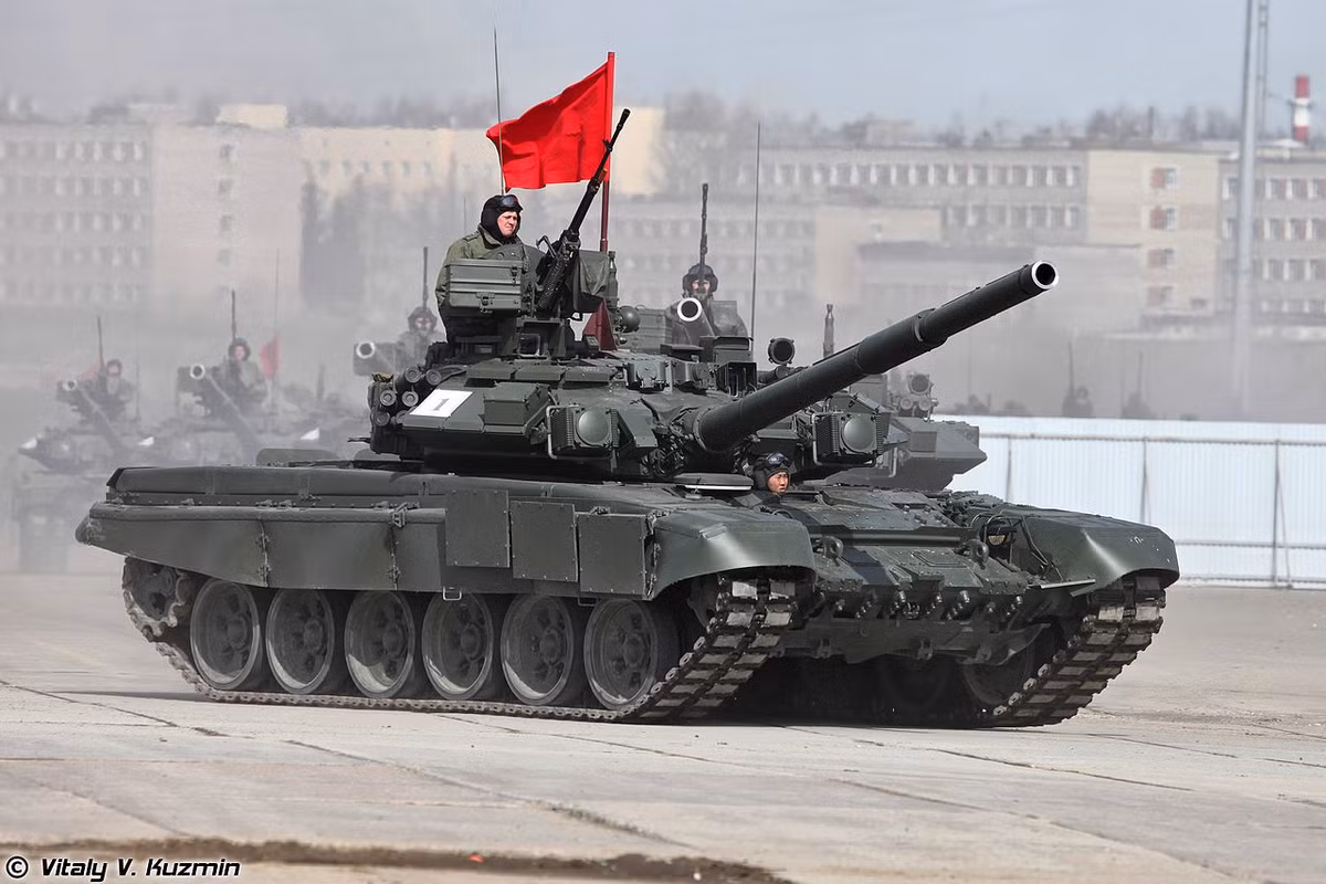 Xe tăng chiến đấu chủ lực thế hệ thứ ba T-90 là loại chiến xa đầu tiên do Nga thiết kế chế tạo sau thời Liên Xô, là sự chuyển tiếp tổng hợp cả sức mạnh của T-72 và T-80 nhưng với một hiệu suất chiến đấu ấn tượng hơn nhiều. Kể từ khi chính thức được trang bị cho quân đội Nga trong thập niên 1990 cho đến nay, đã có hàng ngàn chiếc T-90 được chế tạo bên cạnh đó cũng cực kỳ thành công trên thị trường xuất khẩu. Ảnh: Xe tăng T-90A của quân đội Nga.
