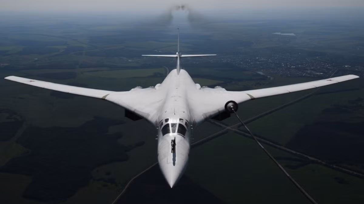 Cuối cùng Nga đã làm được, chiếc Tu-160 lớn hơn gần 35% so với máy bay ném bom B-1B, nhưng nhanh hơn máy bay ném bom B-1B đến 80% và có tầm hoạt động xa hơn máy bay ném bom B-1B gần 45%. Tu-160 cũng được coi là huyền thoại của ngành hàng không quân sự thế giới.
