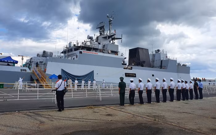 Đặc biệt, để có thể có được khả năng phát hiện và săn tàu ngầm, tàu INS Kiltan được trang bị loại sonar cảm biến âm thanh đặt ở dưới bụng tàu chuyên biệt cho việc thu tín hiệu phát ra từ tàu ngầm đối phương. Ngoài ra, tàu còn có sàn đáp và nhà chứa trực thăng cho phép tiếp nhận trực thăng săn ngầm Ka-28 phối thuộc trong các nhiệm vụ. Ảnh: Tàu INS Kiltan tại cảng Nhà Rồng.