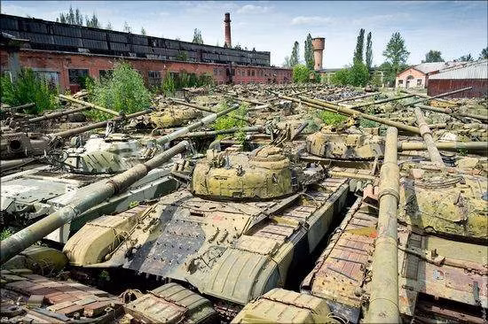 Do đó, nhiều doanh nghiệp quốc phòng Ukraine thiếu nhân lực kỹ thuật cao, cũng như các loại máy móc, công cụ phù hợp; và quan trọng hơn, đó là do mất các đơn vị hợp tác bên ngoài và các các doanh nghiệp hỗ trợ. Ảnh: Nghĩa địa xe tăng của Ukraine - Nguồn: Sina