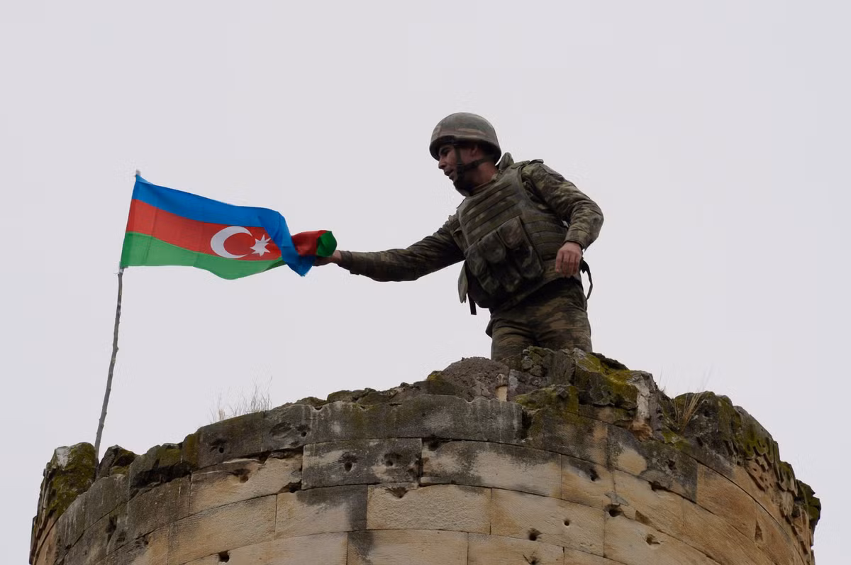 Cuộc xung đột quân sự quy mô lớn giữa hai quốc gia từng thuộc Liên Xô cũ là Azerbaijan và Armenia tại khu vực vùng tự trị Nagorno - Karabakh đã bùng nổ dữ dội từ hôm 27/9 với hàng loạt các tình tiết leo thang căng thẳng. Đặc biệt với sự ác liệt và triển khai quân số cùng một lượng lớn vũ khí khí tài đã gây ra nhiều tổn thất nặng nề cho cả hai bên. Nguồn ảnh: Pinterest.