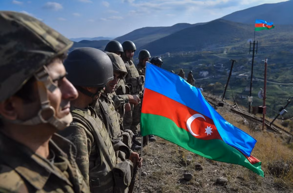 Dẫu vậy, vừa qua, Azerbaijan một lần nữa lại tuyên bố khẳng định chủ quyền với toàn bộ khu vực vùng tự trị Nagorno - Karabakh với đối tượng tranh chấp là hai ngôi làng Khtsaberd và Khin Tager ở vùng Hadrut. Trong cuộc đụng độ này, đã có ít nhất 10 lính Armenia bị bắt sống trong khi quân đội Armenia tuyên bố rằng đã có 200 lính Azerbaijan thăm gia sự việc này. Vào ngày 14/12, hai ngôi làng khác do Armenia đang kiểm soát nằm gần khu vực thành phố Shusha cũng là mục tiêu của xung đột. Nguồn ảnh: Pinterest.