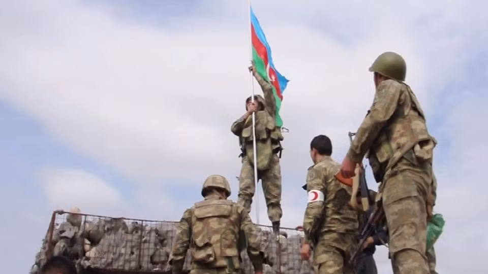Và điều gì đến cũng phải đến, sau 2 tháng giao tranh ác liệt, quân đội Armenia dù gây ra cho Azerbaijan không ít tổn thất nhưng cũng phải chịu một hậu quả vô cùng nặng nề sức chống cự ngày một yếu ớt. Đặc biệt vào đầu tháng 11, phía Azerbaijan đã chiếm đóng thành công thủ phủ Shusha - thành phố lớn thứ 2 và quan trọng hàng đầu tại Karabakh từ tay Armenia khiến Armenia phải chấp nhận ký kết hiệp định ngừng bắn vào ngày 9/11 do Nga làm trung gian. Nguồn ảnh: Pinterest.