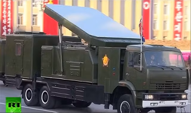 Các báo cáo cho biết rằng trong giai đoạn 1990 - 2000, Triều Tiên đã mua thành công một tổ hợp tên lửa đất đối không tầm xa S-300, đây chính là tổ hợp có sức mạnh phòng không hiệu quả nhất trong kho vũ khí của nước này thời điểm bấy giờ và cũng chính là tiền đề cho Triều Tiên nghiên cứu nguyên lý hoạt động, cấu tạo của nó để từ đó cho ra đời phiên bản S-300 của riêng mình. Theo đánh giá, tổ hợp KN-06 của Triều Tiên đã chính thức đi vào hoạt động từ năm 2017 và có tầm bắn tới 160 - 180km. Ảnh: Xe radar mảng pha cho nhiệm vụ phát hiện và chỉ thị mục tiêu của tổ hợp KN-06.