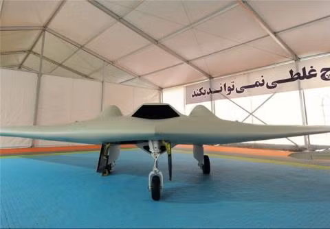 Sau đó phía Iran sử dụng thiết bị điều khiển do chính Iran sản xuất, để phát ra tín hiệu giả, nhằm đánh lừa hệ thống định vị trên không của chiếc RQ-170, rồi ép hạ cánh bằng cách sửa đổi tọa độ và dữ liệu độ cao hạ cánh, tránh liên kết dữ liệu mã hóa từ đài điều khiển của Không quân Mỹ. Ảnh: Chiếc RQ-170 bị Iran bắt sống năm 2011 - Nguồn: Wikipedia.