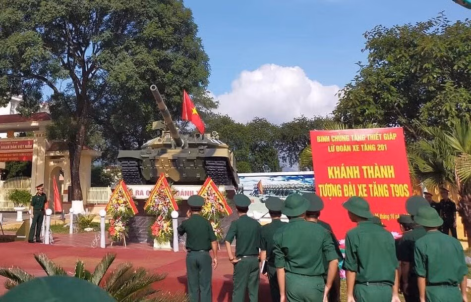 Ngày 5/10/2020 kỉ niệm 61 năm ngày thành lập Binh chủng Tăng - Thiết giáp Việt Nam, lực lượng “Đã ra quân là đánh thắng”. Cũng nhân dịp này, tại Lữ đoàn xe tăng 201 đã cho khánh thành tượng đài xe tăng T-90S được đặt trang trọng phía trước cổng đơn vị với tỉ lệ 1:1 giống với xe tăng T-90S thật. Sự kiện đang rất thu hút được sự quan tâm của giới đam mê quân sự nước nhà. Ảnh: Quang cảnh buổi lễ khánh thành tượng đài xe tăng T-90S, do cán bộ Lữ đoàn 201 cung cấp.