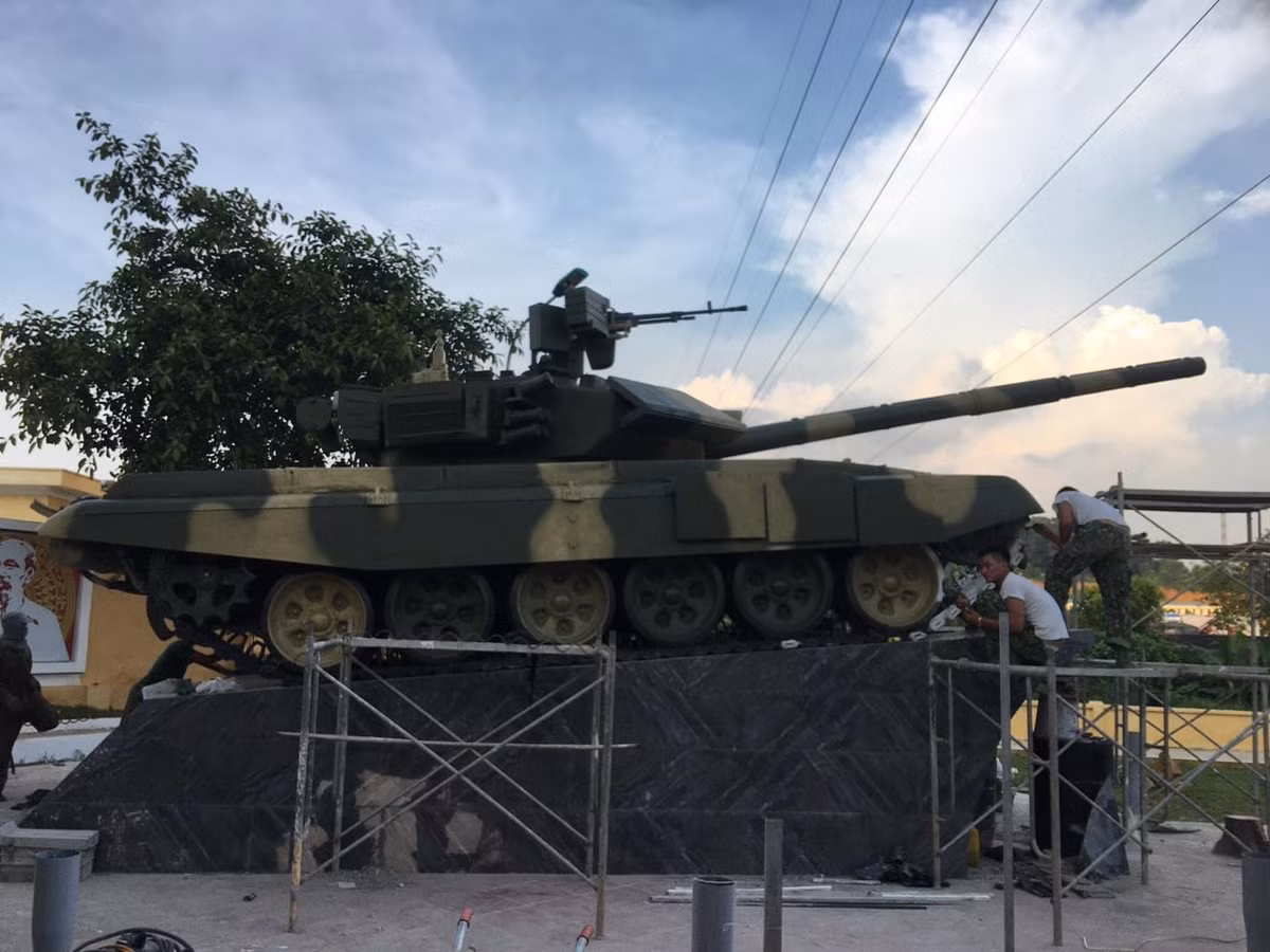 Tượng đài xe tăng T-90S trong thời gian vừa qua đã nhận được rất nhiều sự quan tâm của giới truyền thông và cộng đồng đam mê quân sự không chỉ trong nước mà cả quốc tế. Nhiều tờ báo Nga, phương Tây... đã bày tỏ sự nể phục tay nghề của những người lính thợ Việt Nam khi có thể làm ra một công trình tỉ mỉ với độ chính xác cao và kỳ công như vậy. Ảnh: Hoàn thiện tượng đài xe tăng T-90S.