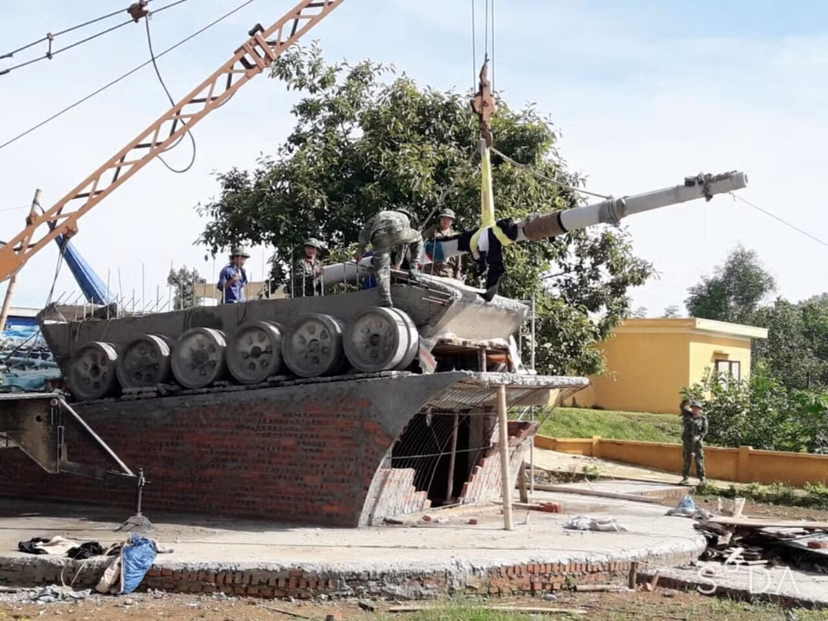 Lữ đoàn Xe tăng 201 đóng tại thị trấn Xuân Mai, huyện Chương Mỹ, thành phố Hà Nội là đơn vị có bề dày truyền thống vẻ vang, đóng quân gần Thủ đô với nhiệm vụ bảo vệ các cơ quan quan trọng của đất nước. Cùng với trọng trách nặng nề đó, cấp trên đã đặc biệt ưu ái, biên chế cho Lữ đoàn nhiều loại khí tài hiện đại hàng đầu hiện nay của toàn Binh chủng Tăng - Thiết giáp. Ảnh: Lắp đặt pháo 2A46M cho tượng đài T-90S.