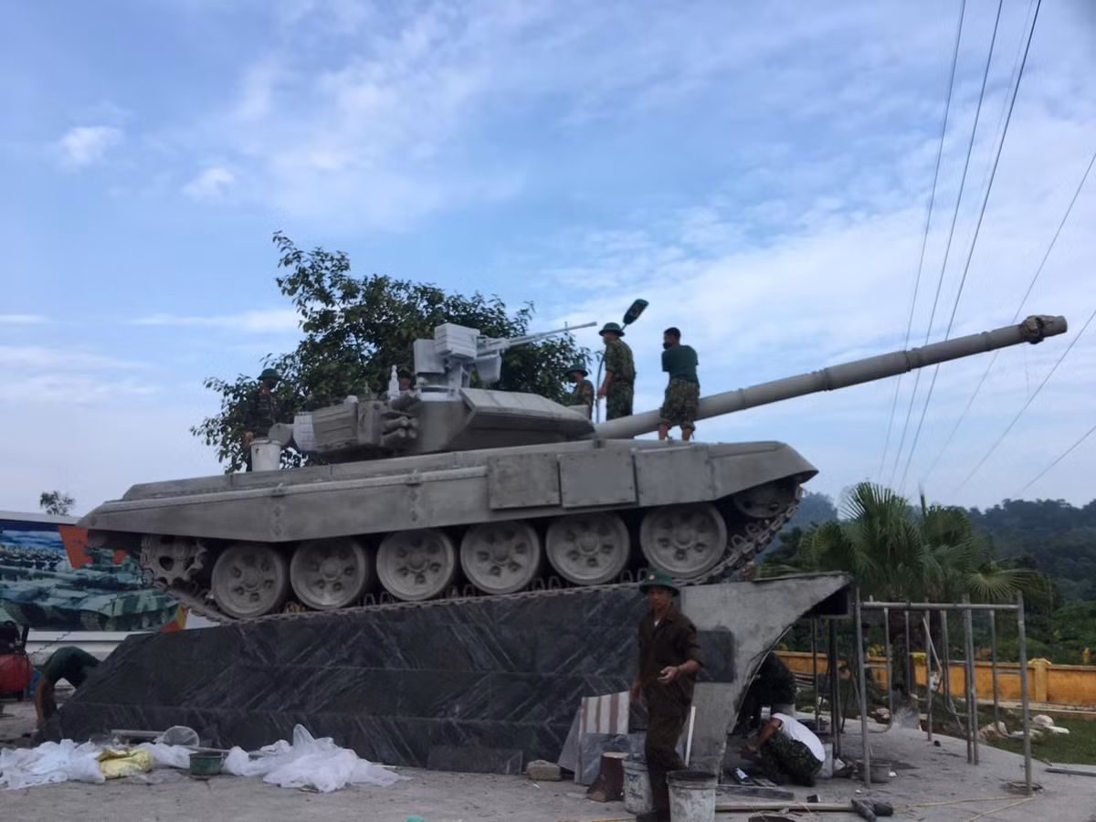 Năm 2016, Việt Nam mua 64 xe tăng chiến đấu chủ lực T-90S/SK hiện đại từ Liên bang Nga, đánh dấu sự trở mình mạnh mẽ của lực lượng Tăng - Thiết giáp Việt Nam. Toàn bộ số xe tăng này đủ để biên chế cho 2 tiểu đoàn và đều được trang bị cho Lữ đoàn 201. Ảnh: Hoàn thành phần thô cho tượng đài T-90S.