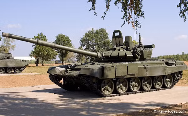 Phiên bản còn lại là T-72B3M Mod 2014 hay còn được biết đến với tên gọi T-72B4. Về ngoại hình, T-72B3M Mod 2014 không quá khác biệt với T-72B3 Mod 2011 khi vẫn chỉ sử dụng các khối giáp phản ứng nổ Kontakt-5 bọc quanh mặt trước tháp pháo và giáp trước, phía sau tháp pháo tương tự cũng dùng các hộp đựng dụng cụ với tác dụng như một lớp giáp mỏng. Ảnh: T-72B3M Mod 2014 hay còn gọi là T-72B4.