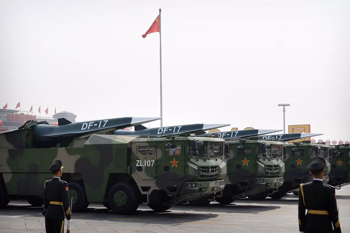Tuy nhiên, Quân đội Trung Quốc cũng đã củng cố các vị trí và căn cứ tên lửa tại tỉnh Phúc Kiến và Chiết Giang; loại tên lửa mà Trung Quốc triển khai đó là tên lửa DF-17, đây là loại tên lửa hành trình siêu thanh chống hạm, mới nhất của nước này. Ảnh: Tên lửa hành trình DF-17 - Nguồn: Sina
