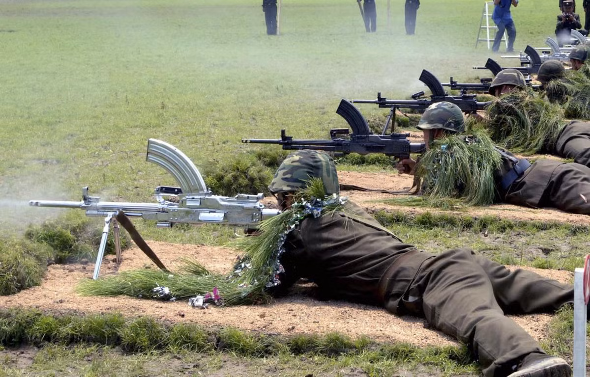 Thoạt nhìn những con số này, dường như đưa KPA vào cuộc tranh cử cho một trong những đội quân mạnh nhất thế giới; trong hầu hết các hạng mục, Triều Tiên tự hào có số lượng đơn vị vũ trang gần gấp đôi Hàn Quốc. Nhưng những con số tuyệt đối của KPA lại tin vào một thực tế hoàn toàn khác: phần lớn thiết bị KPA đã lạc hậu, khó đáp ứng yêu cầu của cuộc chiến hiện đại. Ảnh: Quân đội Triều Tiên - Nguồn: Wikipedia.