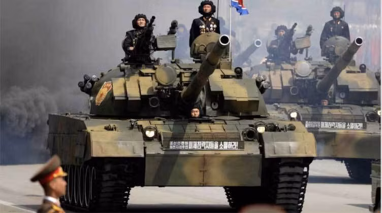 Ví dụ, lực lượng xe tăng của KPA chủ yếu là loại T-54/55, T-62 của Liên Xô, đều có tuổi đời trên 50 năm; ngay cả loại xe tăng Bão Phong Hổ mới nhất, do Triều Tiên tự chế tạo, thì không thể so sánh được với các loại xe tăng K-1 và K-2 mới và hiện đại hơn của Hàn Quốc. Ảnh: Xe tăng Bão Phong Hổ - Nguồn: Wikipedia.