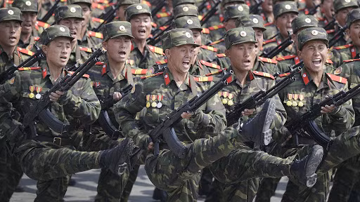 Ngân sách quốc phòng của Triều Tiên hiện chiếm đến 23% GDP của nước này, cho đến nay vẫn là tỷ lệ cao nhất so với bất kỳ quốc gia nào trên thế giới. Các khoản chi quân sự khổng lồ của Triều Tiên nhằm duy trì đội quân thường trực lớn thứ tư trên thế giới. Ảnh: Quân đội Triều Tiên duyệt binh - Nguồn: Wikipedia.