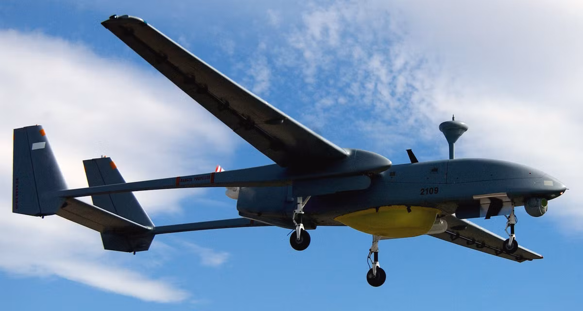 Thay vào đó, quân đội Ấn Độ có thể tiến hành "Dự án Cheetah", nâng cấp số UAV hiện có để đạt được khả năng tấn công đối phương. Theo dự án này, 90 chiếc UAV Heron của Lục quân, Hải quân và Không quân Ấn Độ, sẽ được nâng cấp để trang bị bom dẫn đường bằng laser, tên lửa không đối đất và tên lửa chống tăng. Ảnh: UAV Heron của Quân đội Ấn Độ - Nguồn: PTI