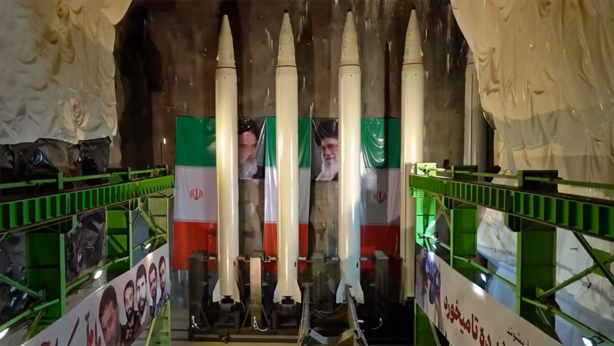 Khi di chuyển đến địa điểm chỉ định, số tên lửa Iran này có thể được phóng liên tục từ các boongke dưới lòng đất; tuy không nêu rõ vị trí cụ thể của những tên lửa này, nhưng hình ảnh cho thấy, khả năng Iran đã xây dựng một số lượng lớn các căn cứ tên lửa ngầm như vậy.