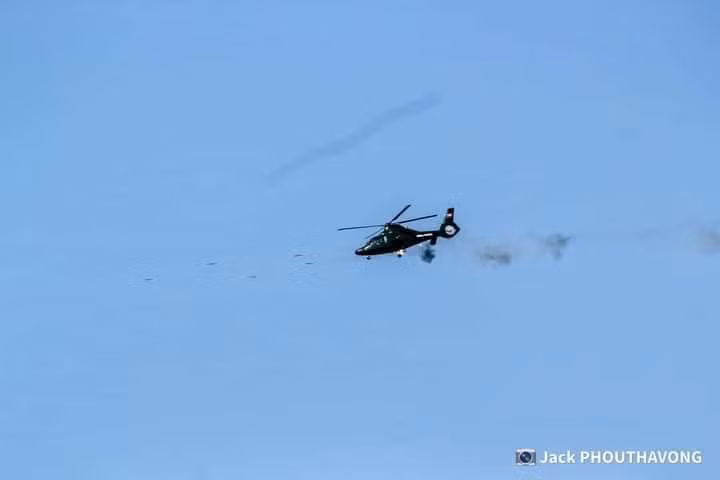 Ảnh: Trực thăng Z-9 khai hỏa rocket cường kích mặt đất. Trực thăng Z-9 là phiên bản do Trung Quốc sản xuất dựa trên trực thăng AS 365 Dauphin nổi tiếng của Eurocopter. Nó có khả năng vận tải hạng nhẹ, bay trinh sát cứu hộ và cường kích hỗ trợ mặt đất bằng các pod rocket gắn trên cánh nhỏ ở hai bên hông.