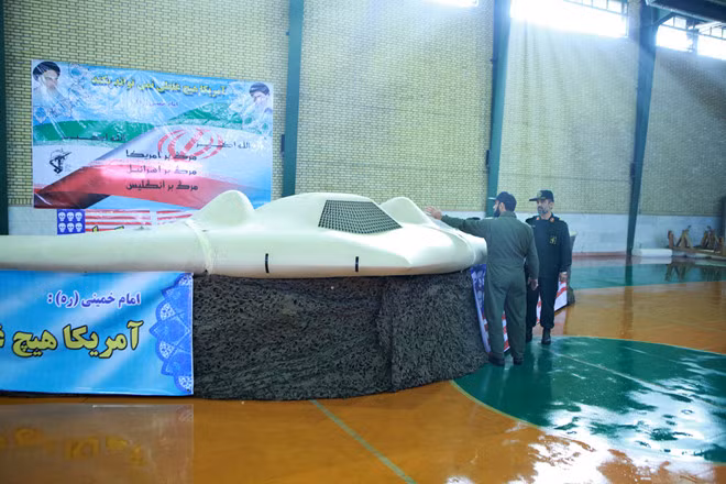 Thực tế chứng minh, mặc dù Iran bị bao vây cấm vận của thế giới, nhưng chỉ với công nghệ điện tử "nội địa", cũng gây cho Mỹ những tổn thất lớn về UAV; Iran đã sử dụng tác chiến điện tử để "ép" hạ cánh UAV tàng hình RQ-170 của Mỹ. Ảnh: Chiếc RQ-170 Sentinel của Mỹ bị Iran ép hạ cánh - Nguồn: IRNA