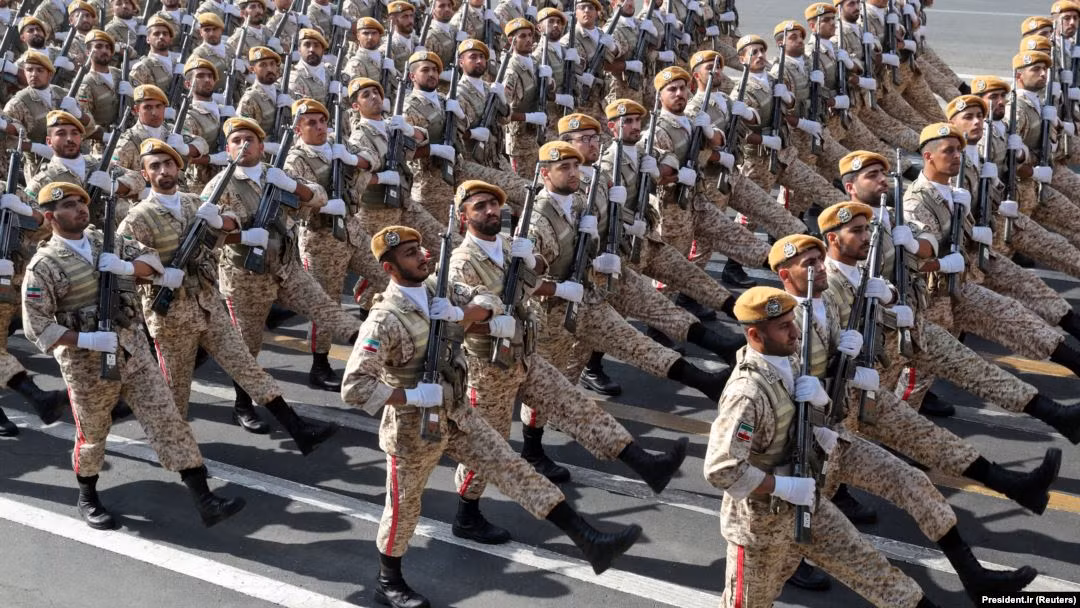 Theo lý thuyết, từ ngày 18/10 Iran có thể mua vũ khí của bất cứ nước nào, tuy nhiên phương Tây dù rất thèm muốn thị trường béo bở có thể lên tới hàng chục tỷ USD, nhưng họ không dám vượt mặt Mỹ; các quốc gia khác có thể bán vũ khí nhiều cho Iran như Nga và Trung Quốc cũng phải xem "thái độ" của Mỹ. Ảnh: Quân đội Iran - Nguồn: Wikipedia.