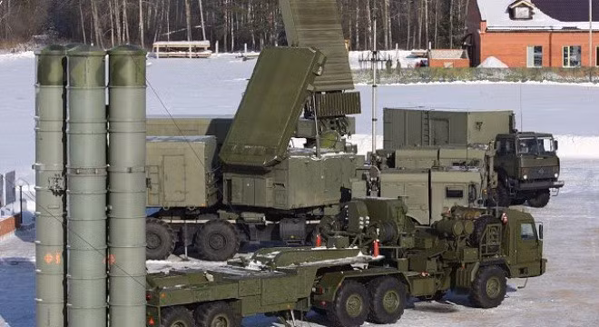 Hệ thống tên lửa phòng không tầm xa S-400 được cho là thứ vũ khí Iran cần nhất lúc này và chắc chắn sẽ là ưu tiên mua sắm hàng đầu của Iran hiện nay. Nó không chỉ bổ sung sức mạnh cho các hệ thống phòng không S-300 và nội địa, ngoài ra còn có thể cung cấp công nghệ tối tân cho Iran. Ảnh: Hệ thống tên lửa S-400 của Nga - Nguồn: Wikipedia.