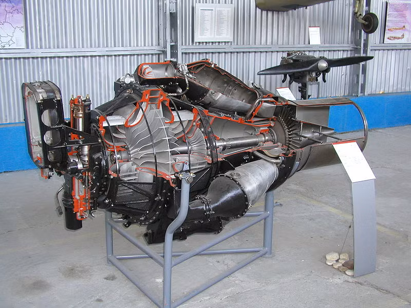 Không giống như các tên lửa hành trình hiện đại, KS-1 được trang bị động cơ Klimov RD-500K, động cơ này là bản sao của động cơ Rolls-Royce, được Liên Xô chế tạo, trang bị trên máy bay MiG-15. Tên lửa được trang bị đầu đạn nổ nặng 600 kg, có thể đánh chìm khinh hạm chỉ bằng một phát bắn. Ảnh: Động cơ Klimov RD-500K lắp tên lửa KS-1 Komet - Nguồn ảnh: Wikipedia.