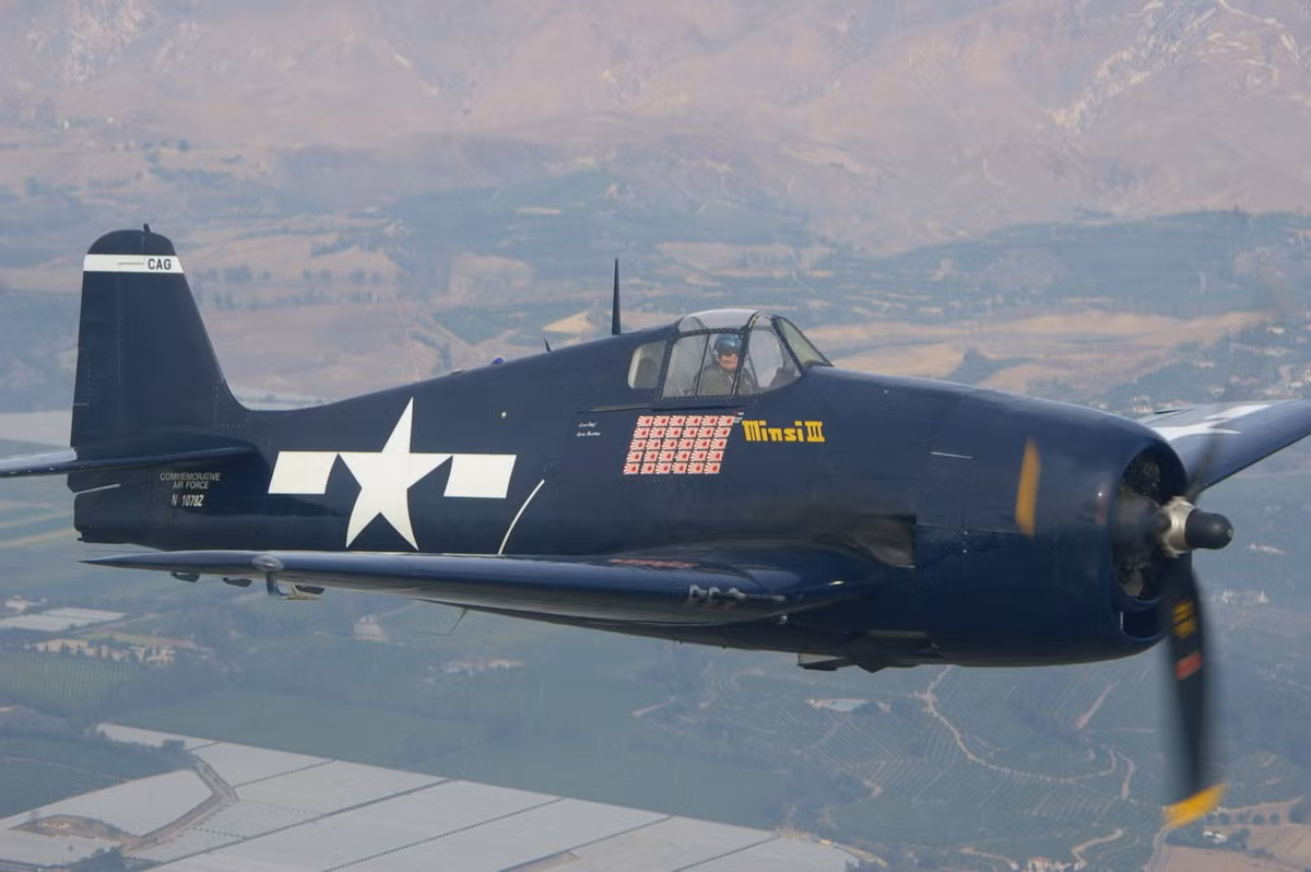 Ngoài ra, máy bay chiến đấu của Mỹ được trang bị lớp giáp dày hơn, F-6F "Hellcat" có hỏa lực đường không mạnh hơn, với tốc độ bay tối đa 612 km/h và tầm bay tối đa 2.400 km. Các chỉ số này đều vượt xa tiêm kích Zero. Nguồn ảnh: Warhistory.