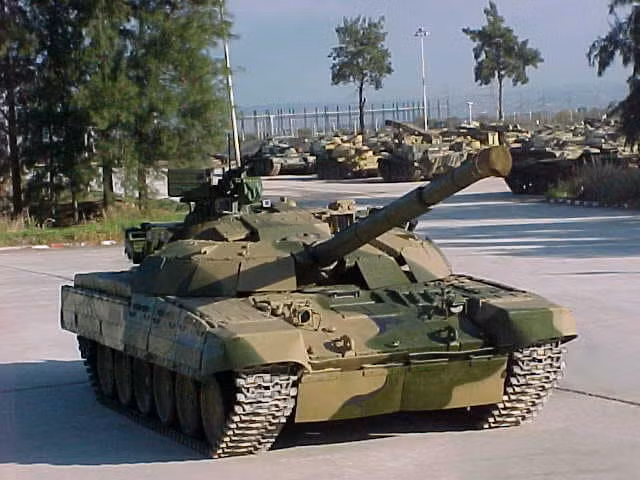 Lục quân Algeria cũng đã nhờ Ukraine nâng cấp giúp một số lượng hạn chế T-72M1 lên chuẩn T-72AG, theo nhiều nguồn tin thì có thể lên tới 88 chiếc. Xe được trang bị thêm giáp phản ứng nổ, hệ thống kiểm soát hỏa lực và nhiều loại kính ngắm mới giúp nâng cao đáng kể khả năng tác chiến, đáp ứng nhu cầu chiến đấu trong môi trường hiện đại. Ảnh: Xe tăng T-72AG do Ukraine nâng cấp cho Algeria.