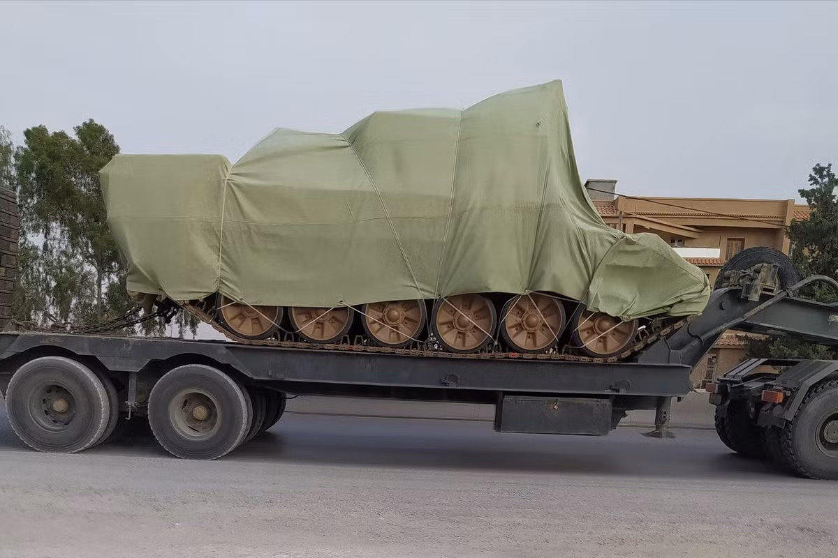 Cuối cùng là hợp đồng cực kỳ đáng chú ý của lục quân Algeria được ký kết vào năm 2016, mua mới 300 xe chiến đấu hỗ trợ xe tăng BMPT-72. Những chiếc đầu tiên thuộc lô hàng đã được bàn giao trong năm 2020 này. Xe được sử dụng đan xen chiến đấu cùng đội hình xe tăng với mục tiêu tiêu diệt sinh lực địch và xe tăng đối phương, bảo vệ xe tăng quân ta trong các môi trường tác chiến đặc biệt như môi trường đô thị, vốn là điểm yếu của xe tăng. Ảnh: Xe chiến đấu BMPT-72 của Algeria được bàn giao trong năm 2020.