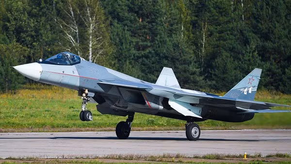 Theo những báo cáo được công khai, Không quân Ấn Độ không hài lòng với hiệu suất của Su-57 và nghi ngờ liệu loại máy bay này có thể được cải tiến với chi phí mà Ấn Độ có thể chi trả hay không? Cùng với đó là độ tin cậy và khả năng tìm kiếm đa hướng 360 độ của radar mảng pha quét mảng pha điện tử chủ động N036 của Su-57. Ảnh: Máy bay chiến đấu Su-57 của Nga - Nguồn: Topwar
