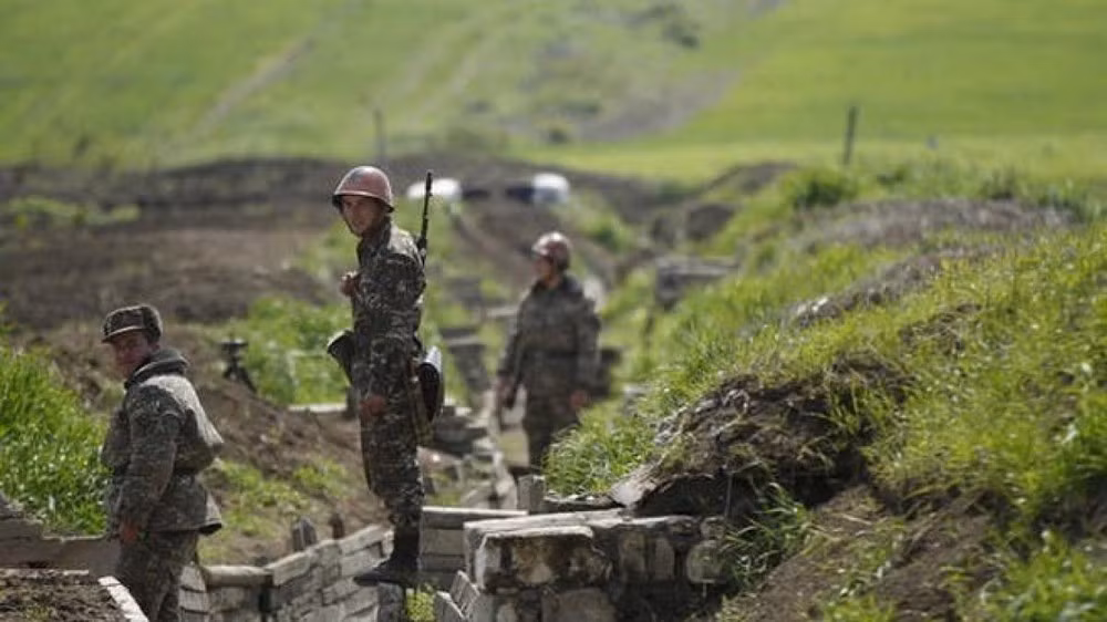 Có thể thấy rằng, Armenia đang gặp phải một số khó khăn không hề nhỏ trong tình hình chiến sự tại Karabakh trước đối phương, có thể cứ với đà này, người Armenia sẽ chuốc phải thất bại. Tuy nhiên hiện nay, Nga đã bắt đầu có một số hành động nhất định để can thiệp vào cuộc xung đột giữa hai nước đồng minh từng là đồng chí của mình dưới thời Liên bang Xô Viết. Vì lẽ đó, mọi diễn biến trên chiến trường chưa thể nói trước được điều gì. Ảnh: Binh sĩ Armenia tại một chốt gác ở khu vực Karabakh.