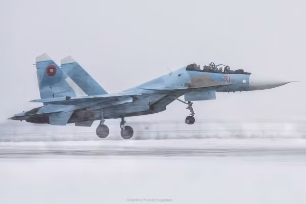 Có thể thấy một điều rằng, các tiêm kích Su-30SM của Armenia chỉ mới được đưa vào sử dụng trong một thời gian ngắn chưa đầy một năm, nhưng đã nhận được lời phản hồi cực kỳ tiêu cực đến từ Armenia, chưa rõ liệu hành động này có hàm ý gì. Tuy nhiên việc có 4 chiếc Su-30SM số lượng hạn chế nhưng vẫn đủ để áp đảo hoàn toàn những chiếc MiG-29 cũ kỹ của Azerbaijan. Ảnh: Máy bay Su-30SM của Armenia cất cánh giữa trời tuyết.