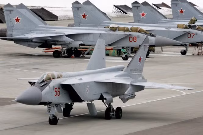 Theo một nguồn tin chưa được kiểm chứng, thậm chí Mỹ còn đề nghị mua MiG-31 từ Nga với giá cao hơn mức giá mà Iran có thể mua được. 9 năm sau, vào năm 2001, Tehran đã cố gắng hỏi mua MiG-31 một lần nữa và thậm chí còn trả tiền trước để mua chúng; nhưng một lần nữa, Mỹ dựa vào Nga để hủy bỏ hợp đồng.
