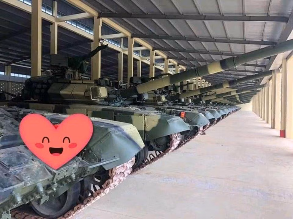Với mục tiêu hiện đại hóa Lục quân với nòng cốt là lực lượng Tăng thiết giáp nhằm đáp ứng tốt nhu cầu tác chiến chiến tranh thời đại mới, năm 2016, Quân đội ta đã ký hợp đồng mua mới 64 chiếc xe tăng chiến đấu chủ lực T-90S/SK để tăng cường sức mạnh cũng như thay thế cho một số xe tăng cũ đã quá lỗi thời, không còn đảm bảo tính năng kỹ thuật đề ra. Đến năm 2019, toàn bộ số xe trên đã được phía đối tác bàn giao đầy đủ, biên chế về cho đơn vị huấn luyện sẵn sàng chiến đấu. Ảnh: Xe tăng T-90S/SK Việt Nam tại nhà kho đơn vị.