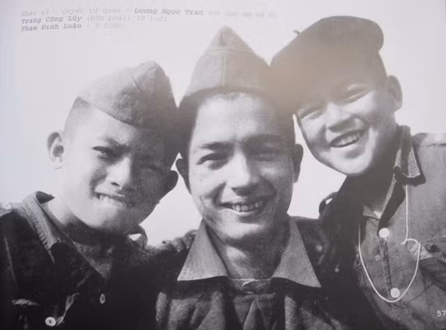 Những chiến sĩ Vệ Út gan dạ, cùng các bạn vượt đê ra ngoài bãi Phúc Xá dẫn du kích đưa lương thực, thực phẩm, công văn, báo chí vào Liên khu I. Mỗi Vệ Út ngày ấy, được các anh Vệ quốc đoàn ví von như chiếc "điện thoại sống di động" khắp Hà Nội truyền tin giữa các mặt trận. Nguồn ảnh: TL.