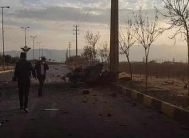 Sau khi Fakhrizadeh bị ám sát, đại diện của Iran tại Liên hợp quốc, đã gửi một lá thư cho Tổng thư ký Liên hợp quốc Guterres và Hội đồng Bảo an, nêu rõ rằng “có những dấu hiệu nghiêm trọng cho thấy Israel phải chịu trách nhiệm về việc này”. Ảnh: Đoạn đường xảy ra ám sát Fakhrizadeh – Nguồn: Sina