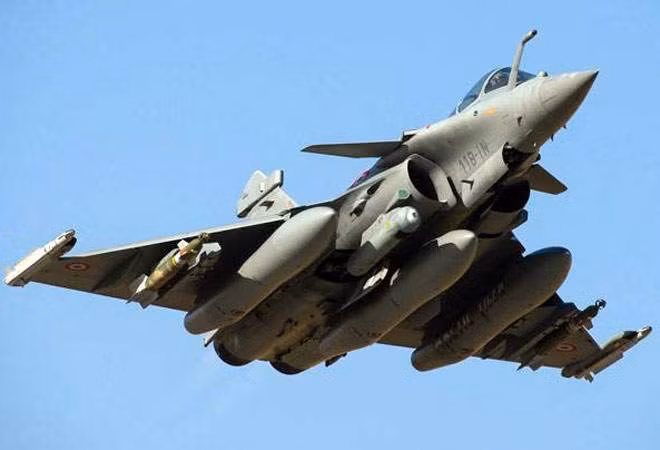 Về khả năng mang vũ khí, Rafale có tổng cộng 14 điểm gắn bên ngoài, có thể lắp hơn 9 tấn vũ khí các loại. Các tên lửa mà Rafale mang theo là tên lửa không đối không Mika, với tầm bắn 80 km, tên lửa không đối không tầm xa Meteor với tầm bắn 120 đến 150 km và tên lửa hành trình Skap, tiêu diệt mục tiêu mặt đất với tầm bắn 400-500 km.