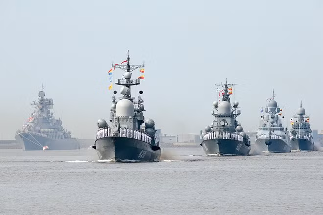 Nga muốn xây dựng một căn cứ ở Sudan nhằm một số mục đích như bảo vệ tàu bè của mình khi qua lại vịnh Aden. Năm 2010, cướp biển Somali đã tấn công một tàu hàng khiến tàu khu trục săn ngầm lớp Udaloy của hải quân Nga phải tham gia ứng cứu. Ngoài ra, căn cứ này cũng giúp Nga hiện diện hải quân ở khu vực Ấn Độ Dương nơi có đối tác thân cận Ấn Độ của mình, cũng giúp gia tăng tình gắn kết với hải quân Ấn Độ khi họ đang dần ngả sang thân Phương Tây. Ảnh: Đội hình tàu Nga duyệt binh.