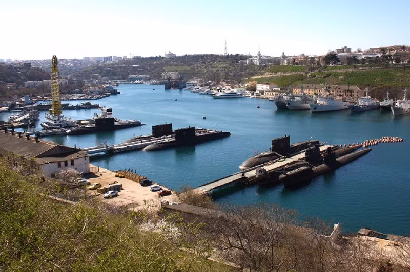 Hiện nay, khoảng cách căn cứ hải quân gần nhất của quân đội Nga ở Tartus, Syria đến vịnh Aden là 2.050 hải lý, với tốc độ di chuyển kinh tế là 14 hải lý/h thì ít nhất cũng phải mất từ 6 đến 7 ngày mới tới nơi. Trong khi đó, từ cảng ở Sudan đến vịnh Aden chỉ mất khoảng 1.000 hải lý với thời gian di chuyển chỉ chưa tới 3 ngày, ngoài ra nó còn có thể mở ra hướng hoạt động tới Ấn Độ Dương và Vịnh Ba Tư, điều mà căn cứ hải quân Tartus không làm được. Ảnh: Căn cứ tàu ngầm của hải quân Nga.
