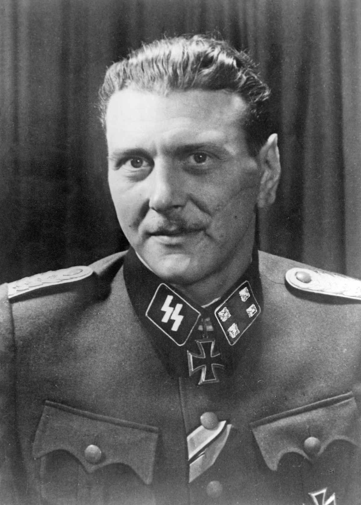 Người đề xuất ý tưởng này là trung tá Otto Skorzeny thuộc lực lượng SS, được phe Đồng minh gọi là "kẻ nguy hiểm nhất châu Âu", vì tổ chức những cuộc đột kích táo bạo, cùng sĩ quan không quân Heio Herrmann. Ảnh: Trung tá Otto Skorzeny - Nguồn: Wikipedia.