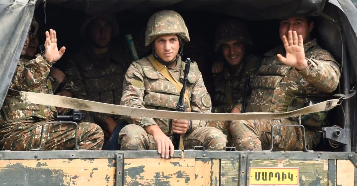 Việc Azerbaijan có những hành động bị cho là vô nhân đạo với tù binh đối phương khiến cho dư luận, giới quan sát quốc tế không khỏi bức xúc. Dẫu vậy, với việc thất thế trên chiến trường của mình thì có lẽ Armenia sẽ không thể nào tái chiếm lại các lãnh thổ đã bị mất của mình với năng lực như hiện tại được. Ảnh: Binh sĩ Armenia trên đường ra trận tuyến.