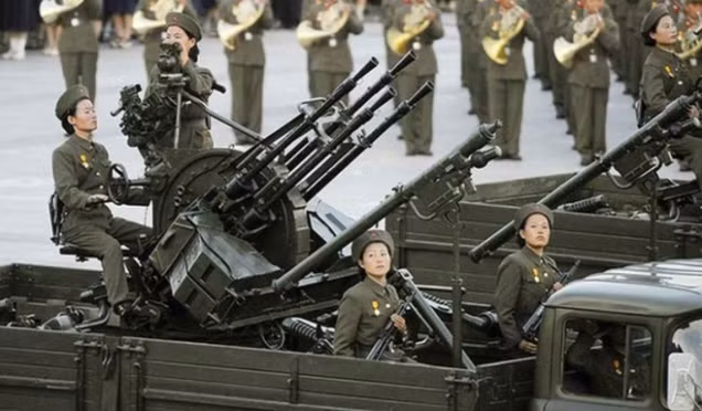 Hệ thống phòng không tầm thấp của Triều Tiên cũng khá mạnh, ngay cả khi các hệ thống mà Bình Nhưỡng khai thác đều đã lâu năm. Kashin nói: “Ở độ cao thấp, Triều Tiên sở hữu hệ thống phòng không dày đặc gồm các loại tên lửa phòng không cầm tay (MANPAD) và rất nhiều pháo phòng không có cỡ nòng từ 23 đến 57mm. Ảnh: Hệ thống phòng không tầm thấp của Triều Tiên - Nguồn: Wikipedia.