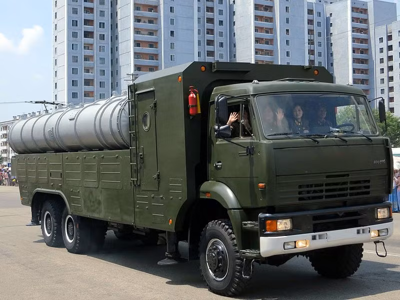 Ngoài việc xây dựng các hệ thống hầm trú ẩn, Bình Nhưỡng còn trang bị các hệ thống phòng không tiên tiến hơn suy nghĩ của nhiều người. Mặc dù phần lớn lực lượng phòng không của Triều Tiên do Liên Xô chế tạo, nhưng Bình Nhưỡng cũng tự phát triển được một số vũ khí có tính năng đáng nể. Ảnh: Tên lửa phòng không KN-06 do Triều Tiên tự phát triển - Nguồn: Wikipedia.