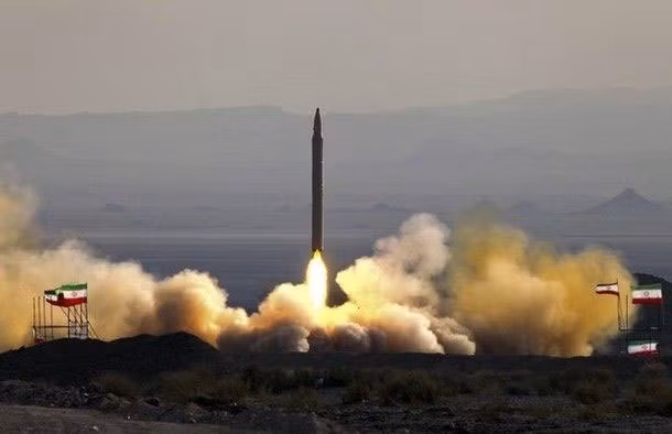 Giờ đây, khi lệnh cấm vận vũ khí của LHQ với Iran kết thúc, nước này đang bắt đầu thực hiện những bước đầu tiên, để trở thành nhà cung cấp vũ khí cho các quốc gia khác; điều này có thể gây lo ngại cho sự ổn định ở Trung Đông. Ảnh: Ảnh: Tên lửa đạn đạo tầm ngắn Qiam-1 do Iran tự chế tạo - Nguồn: IRNA