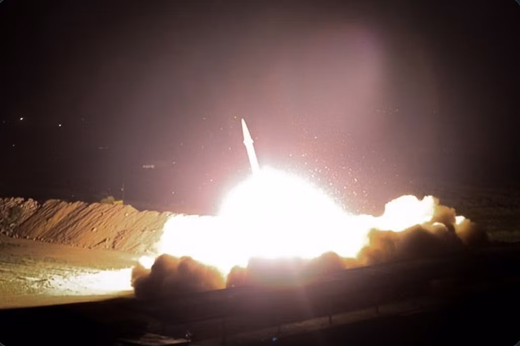 Tháng Giêng vừa qua, Iran đã phóng một số tên lửa đạn đạo vào 2 căn cứ của Mỹ ở Iraq, để đáp trả việc Mỹ sát hại tướng tình báo Qassim Suleimani. Cuộc tiến công bằng tên lửa tuy đạt được mục đích chính trị, nhưng không hiệu quả về mặt quân sự. Ảnh: Tên lửa Iran tấn công căn cứ quân sự Mỹ - Nguồn: FarsNews.