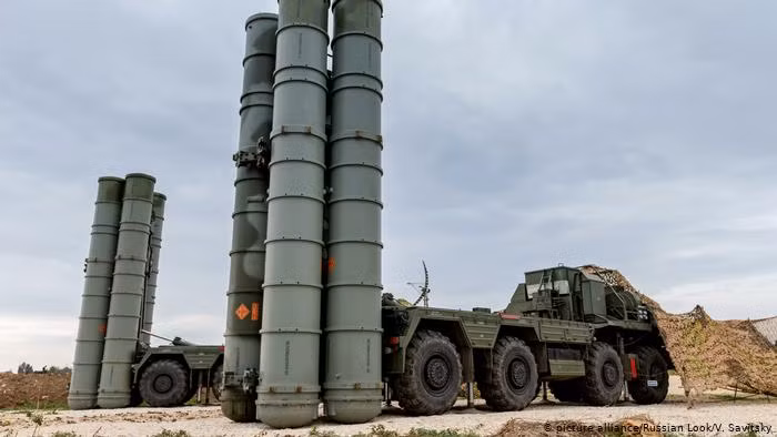 Và đối với Nga, việc xuất khẩu thành công hệ thống phòng không S-400 sang Arab Saudi rõ ràng đã mở ra cánh cửa của thị trường vũ khí đầy tiềm năng Trung Đông, một thời là độc quyền của Mỹ. Trong tương lai, ngày càng nhiều vũ khí do Nga sản xuất có mặt trong biên chế quân đội các nước Trung Đông. Ảnh: Hệ thống phòng không S-400 của Nga - Nguồn: Topwar