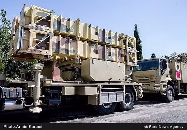 Theo những thông tin được công khai trên trang web chính thức của Iran, tính năng kỹ chiến thuật của hệ thống Bavar-373 được mô tả có tầm bắn tối đa 200 km; độ cao tiêu diệt mục tiêu tối đa 27 km; phạm vi phát hiện tối đa của mục tiêu 320 km; cự ly theo dõi mục tiêu tối đa là 260 km. Hệ thống có thể đồng thời theo dõi và khóa 60 mục tiêu, điều khiển cùng lúc 6 tên lửa. Ảnh: Hệ thống phòng không Bavar-373. Nguồn: Fars