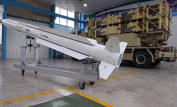 Vào giữa năm 2000, giữa Nga và Iran đã ký hợp đồng mua 5 trung đoàn tên lửa phòng không S-300. Tuy nhiên, do lệnh trừng phạt vũ khí đối với Iran, Nga đã đình chỉ hợp đồng vô thời hạn. Khi đó, Tehran quyết định phát triển tên lửa phòng không của riêng mình. Kết quả là tên lửa phòng không Sayyad-4 đã xuất hiện trong cuộc duyệt binh của quân đội Iran năm 2012. Ảnh: Hệ thống phòng không Sayyad-4. Nguồn: IRNA