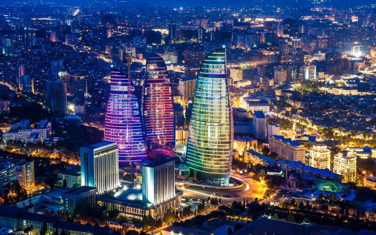 Và nếu trong trường hợp con đập trên bị Armenia tấn công dẫn đến tình trạng vỡ đập, sẽ dẫn đến tình trạng một lượng nước tích trữ khổng lồ bị giải phóng, điều này dẫn đến tình trạng một nửa lãnh thổ của đất nước Azerbaijan sẽ chìm trong biển nước. Nước chảy ồ ạt cũng có thể tạo ra một con sóng thần cao tới 80m và điều chắc chắn là thủ đô Baku cũng sẽ không thoát được đại họa này. Đặc biệt, con đập Mingachevir này lại nằm không quá xa lãnh thổ Armenia Ảnh: Một góc thủ đô Baku của Azerbaijan.